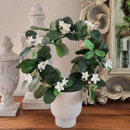Smuk kunstig Duftranke på bøjle med fine hvide blomster