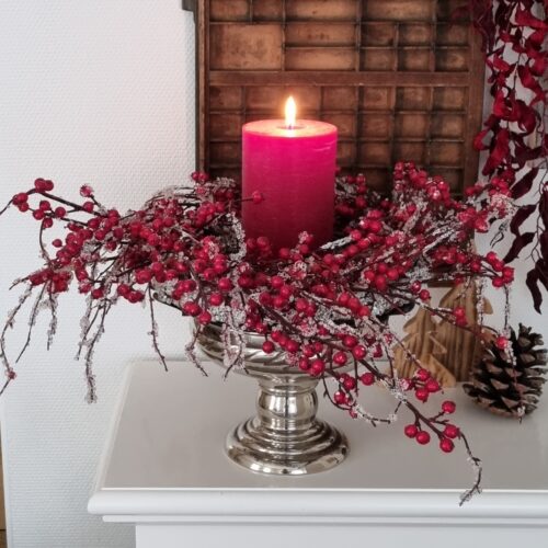 Rød bærkrans med frost – flot dekorationskrans