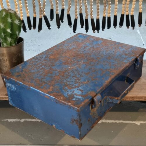 Rustik blå jern værktøjskasse med patina