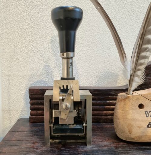 Stort gammelt stempel i metal - flot retro