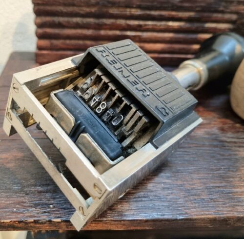 Stort gammelt stempel i metal - flot retro