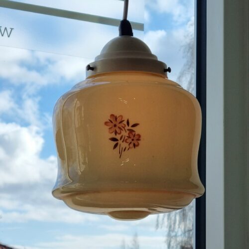 Gammel loftlampe med glaskuppel – sød og romantisk