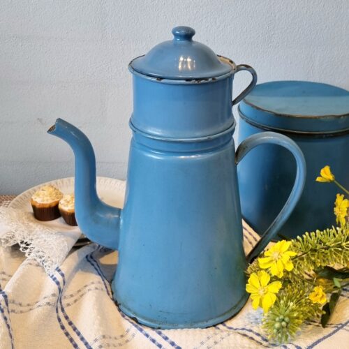 “Madam Blå” kaffekande med filterholder – emalje