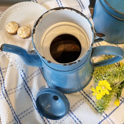 “Madam Blå” kaffekande med filterholder – emalje