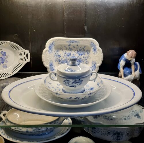 Smukt gammelt blåt porcelæn