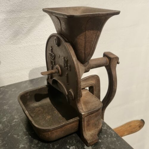 Gammel kaffemølle i jern