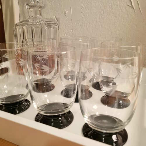 Søde Holmegaard “Ranke” vandglas på sort fod – med flot mønster