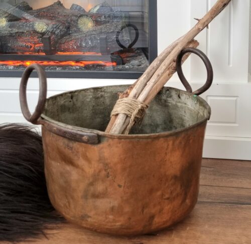 Antik kobberspand med greb i jern