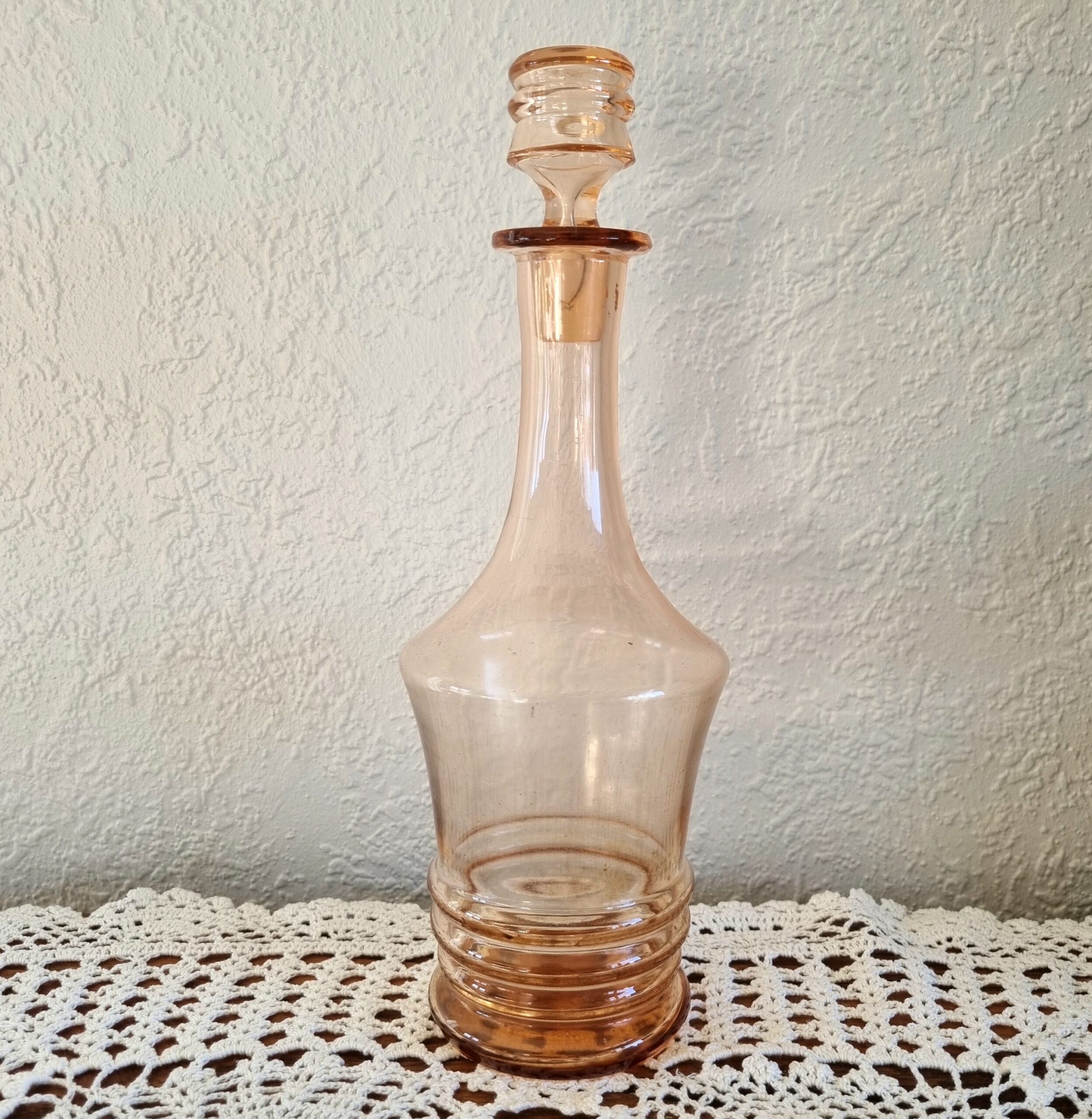 Karaffel i smukt rosafarvet glas med glasprop