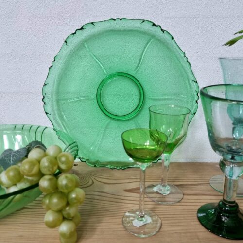 Flot lagkagefad i grønt glas – med smukt mønster
