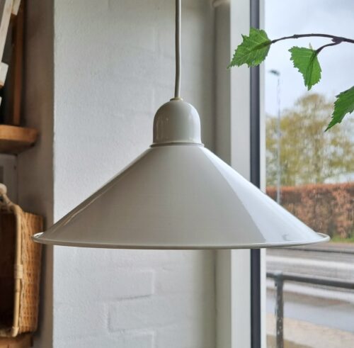 Flot loftlampe i hvidt metal - i fin stand