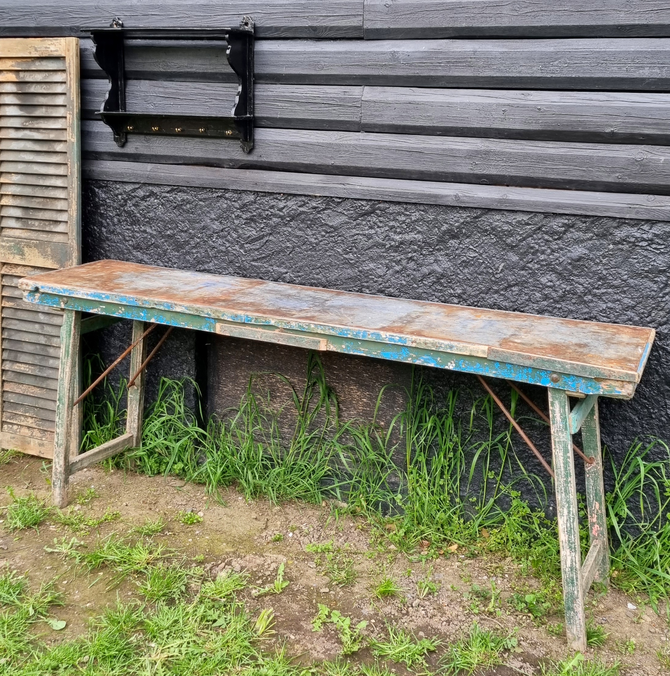 Rustikt gammelt klapbord med autentisk patinering