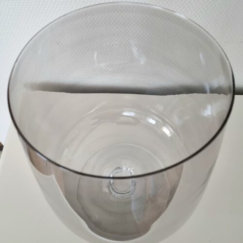 Elegant glasvase i smuk facon på fod