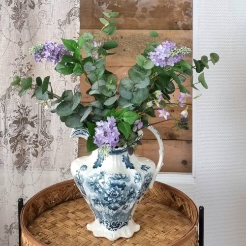 Smukke kunstige blomster i servanten