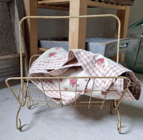 Gammel metal magasin holder med flot patina