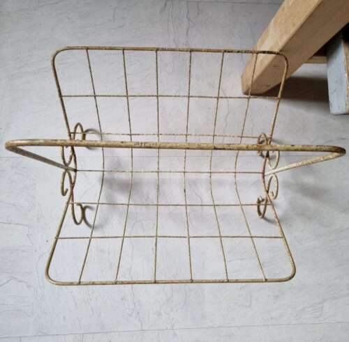 Gammel magasin holder i metal med flot patina