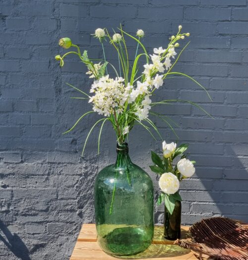 Smukke blomster i den store gamle flaske
