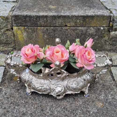 Flot robust jardiniere og smukke roser