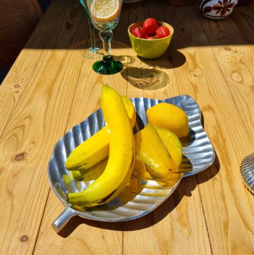 Et flot fad formet som et blad