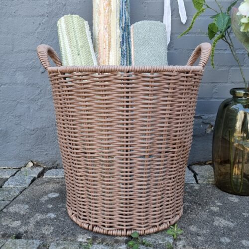 Robust vasketøjskurv i plast med hanke