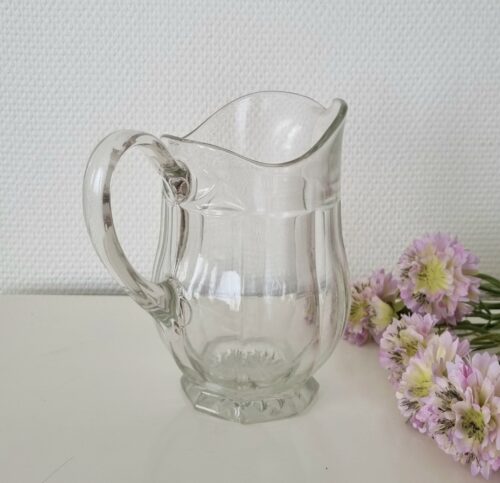 Fin gammel glas kande i flot facon