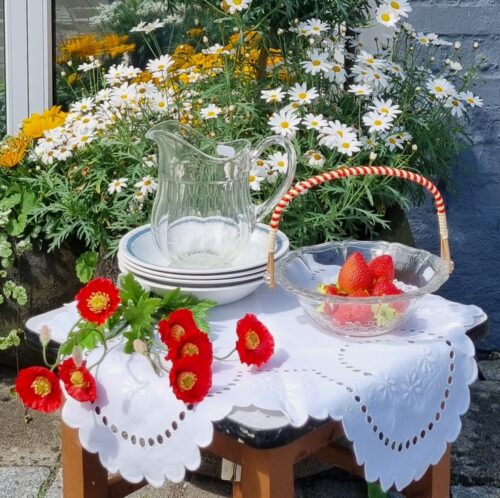 Jordbær i haven - skøn sommerstemning...