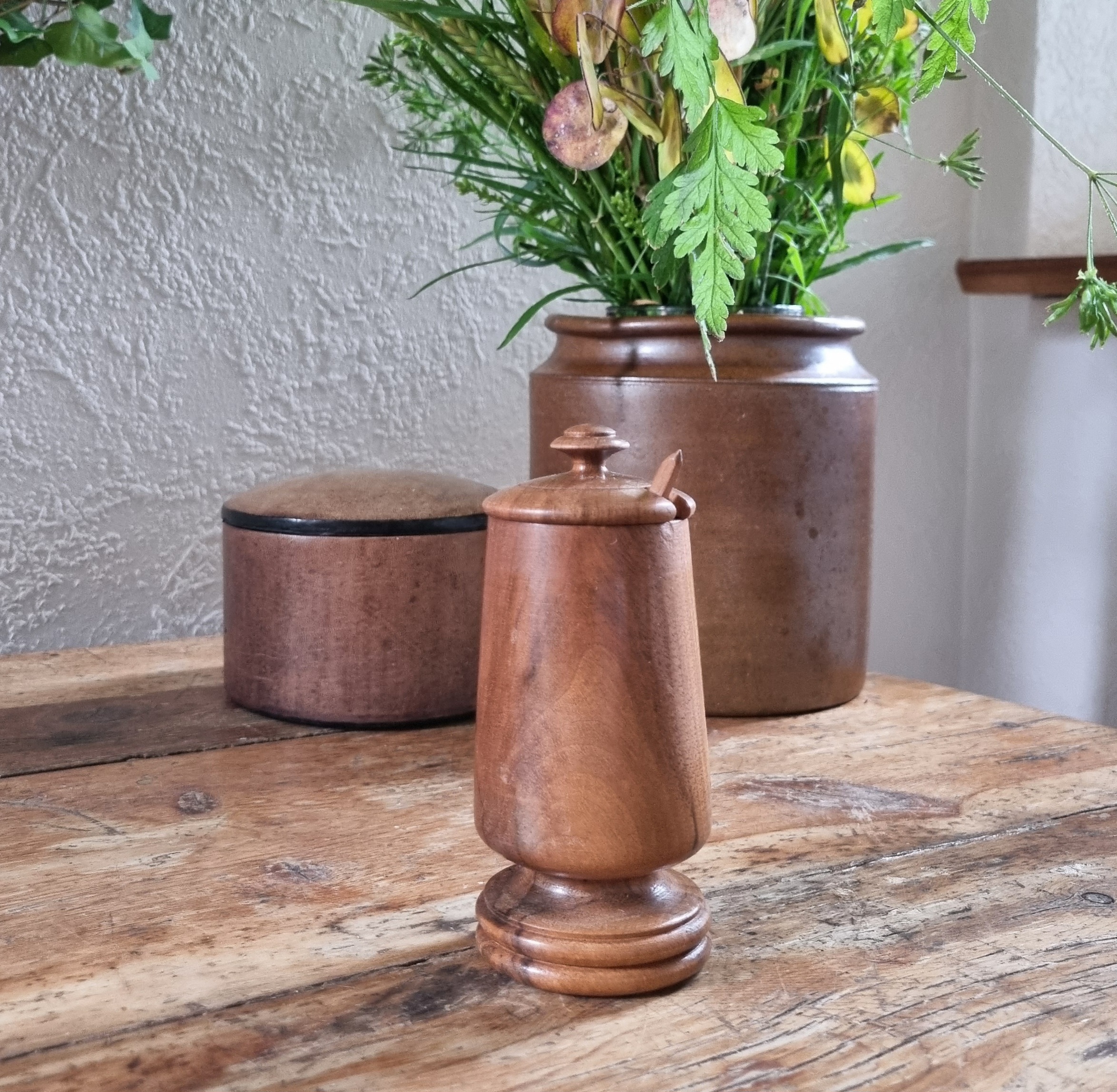 Fin senneps krukke med låg og ske i smukt træ