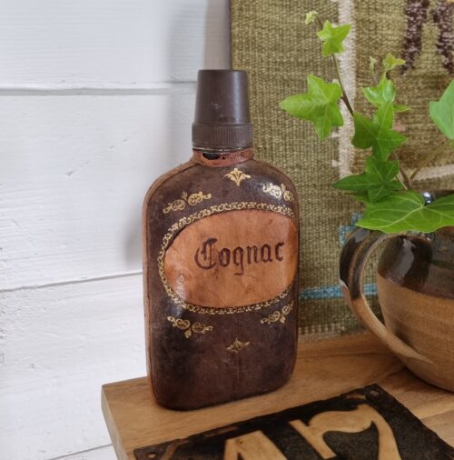 Flot gammel Cognac flaske i læder betræk