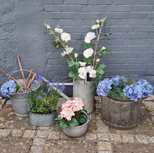 Rustik zink med smukke blomster