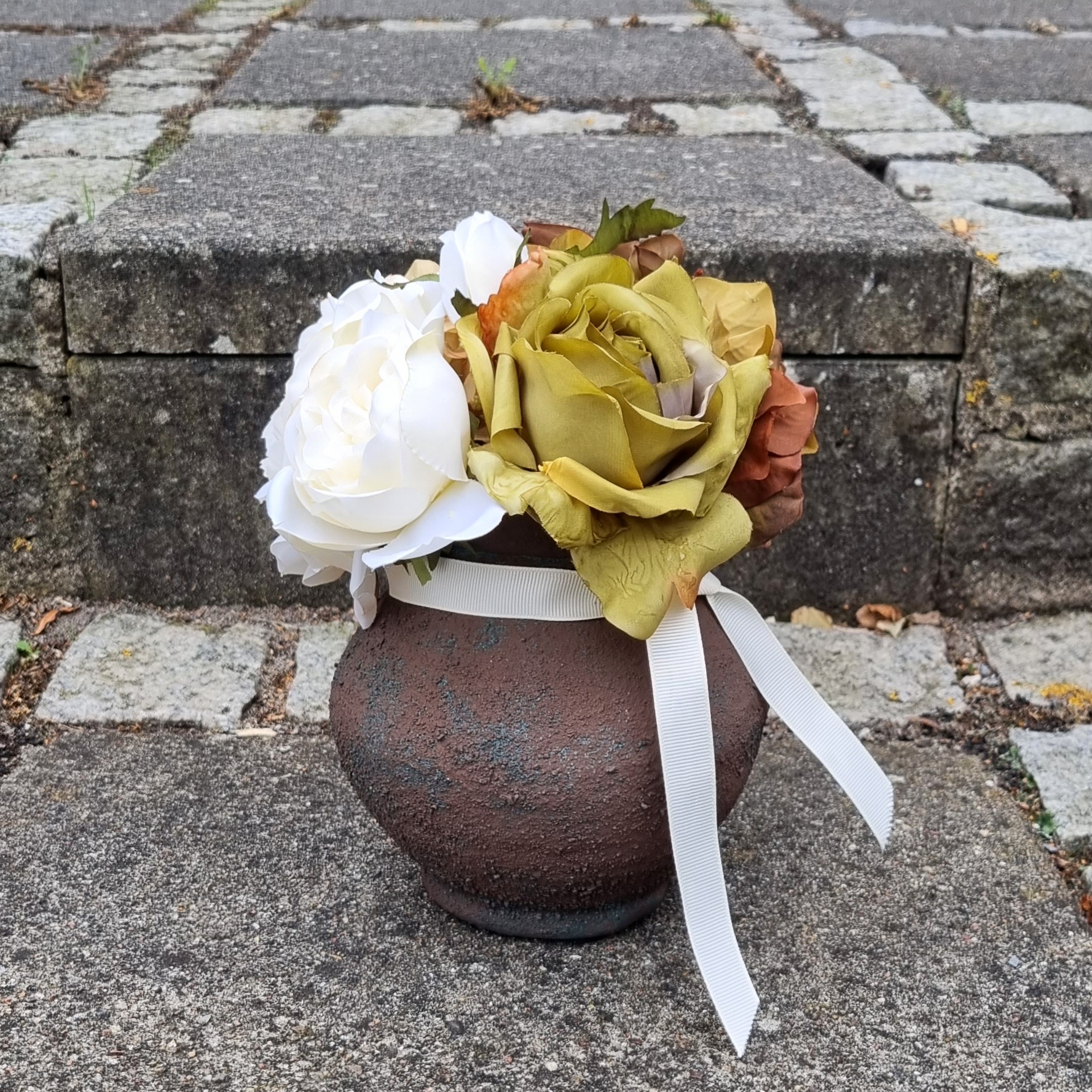 Rustikke keramik krukker og en skøn efterårs buket