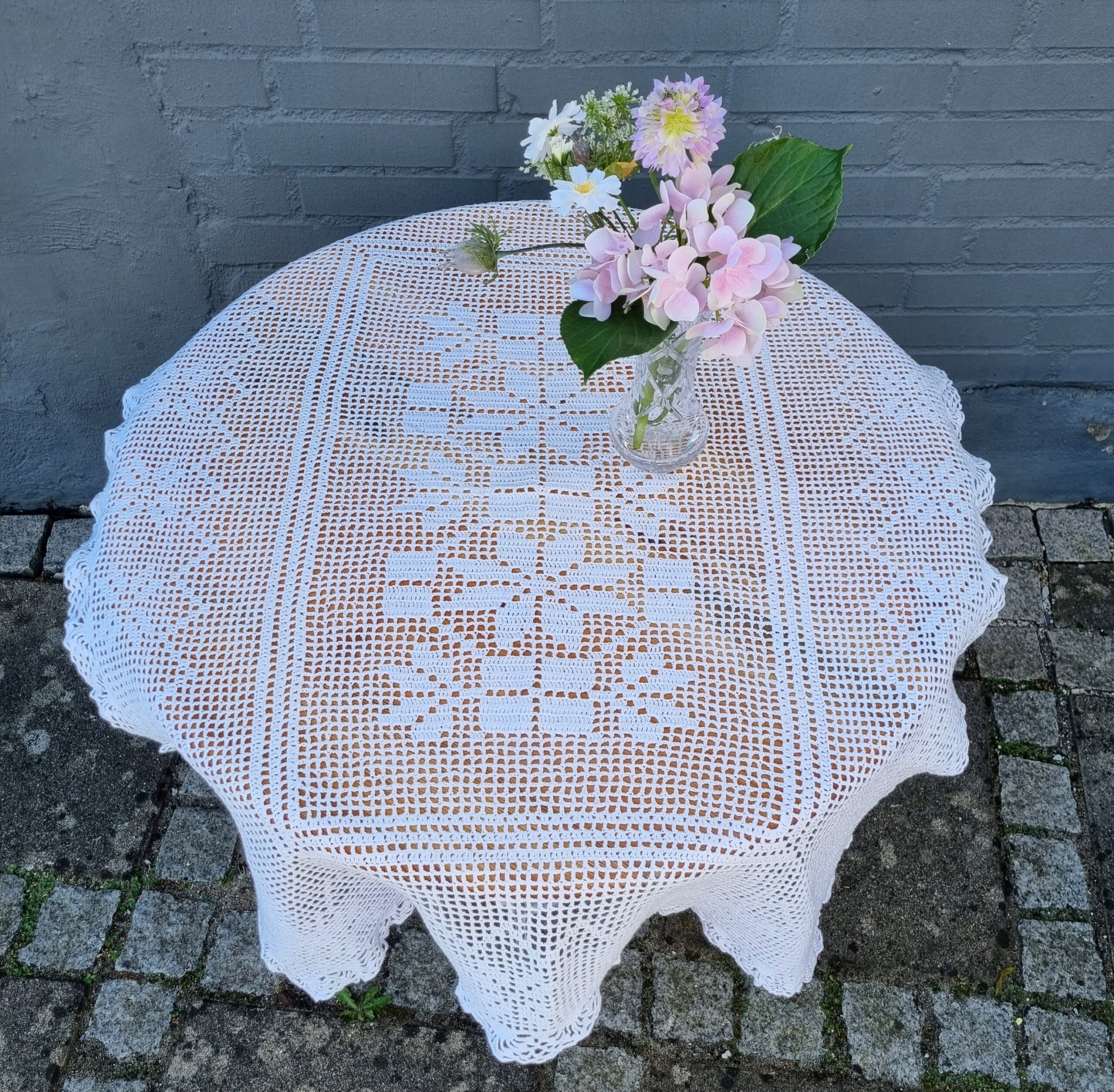 Flot hvid hæklet dug i fint mønster