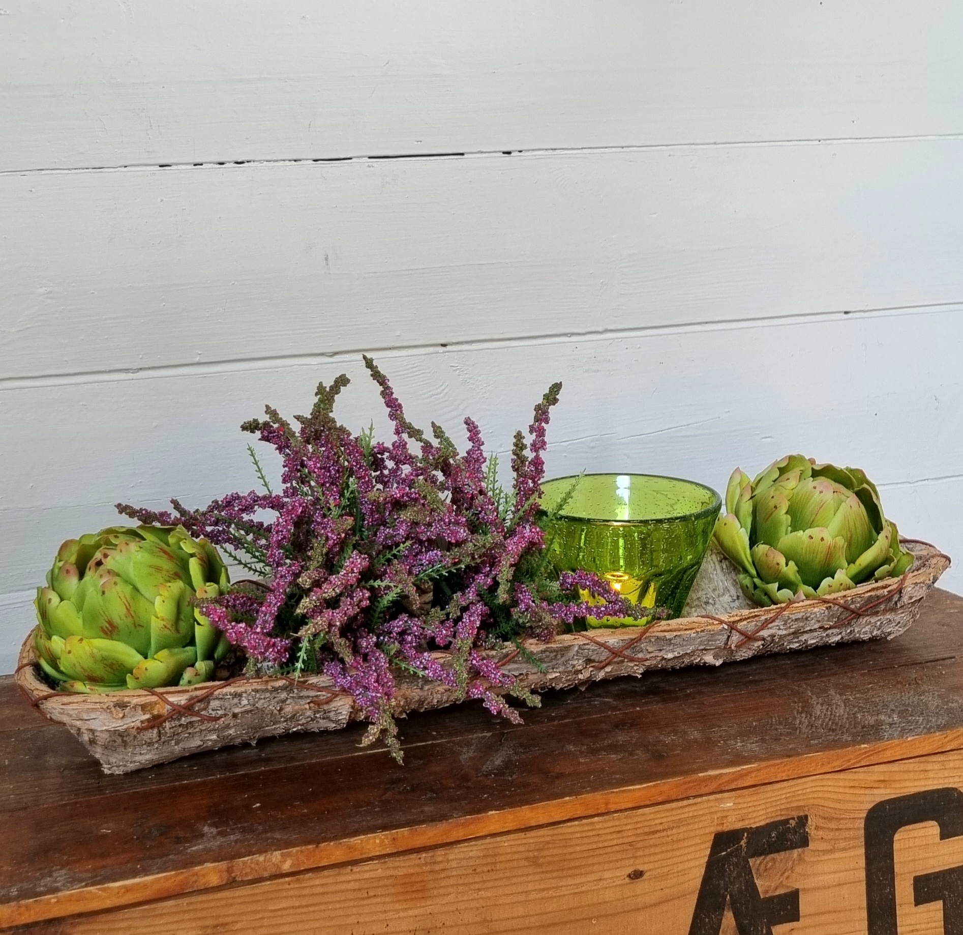 Et smukt fad i træ med skøn Lyng og Artiskok