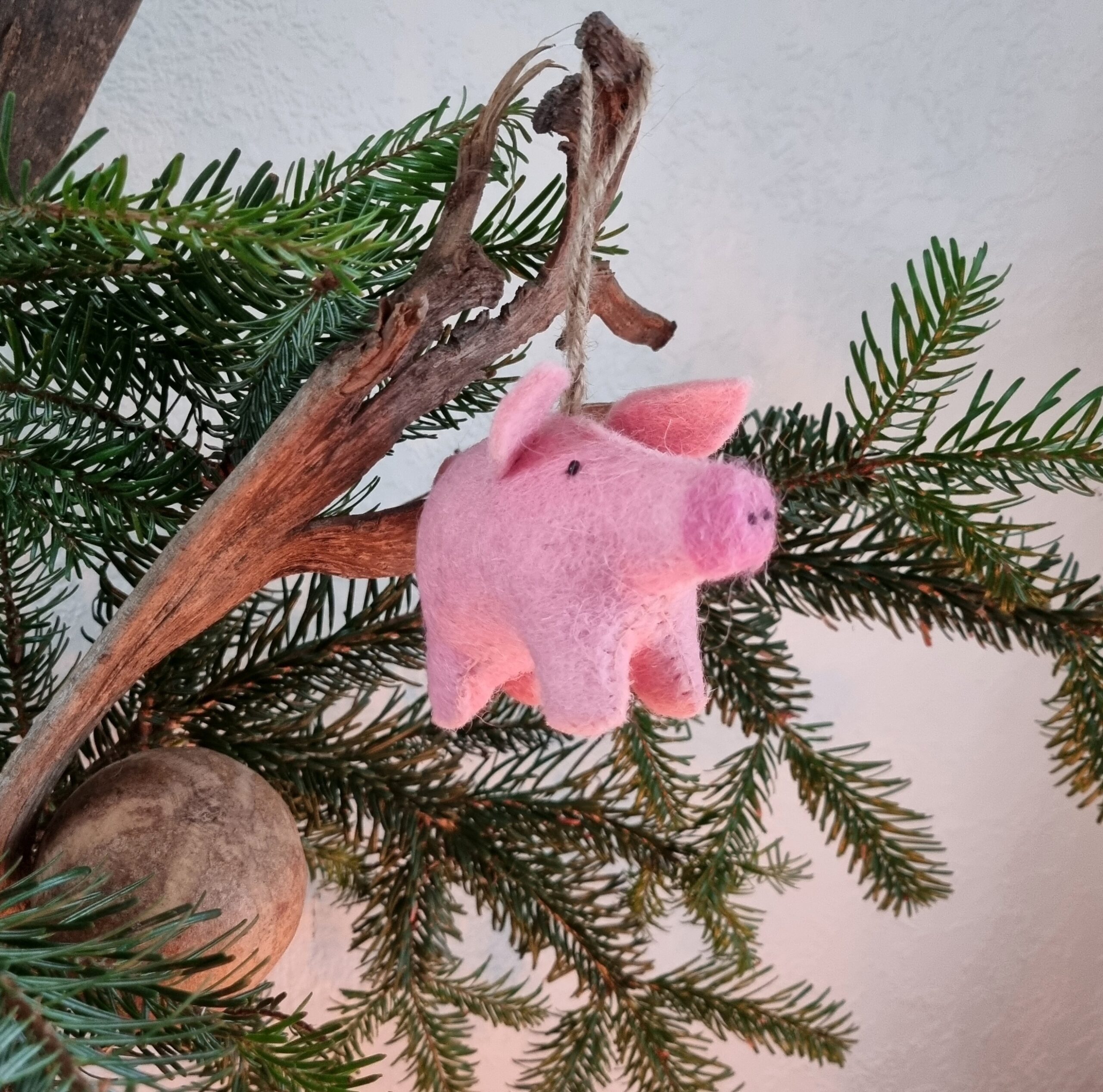 Sød julegris i filt - til ophæng og til dekorationer