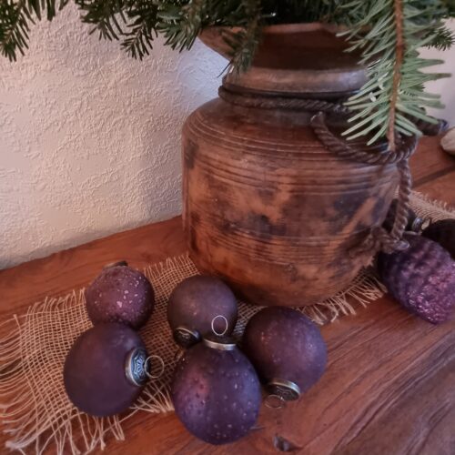 Smukke mørke vinrøde julekugler med flot rustikt look