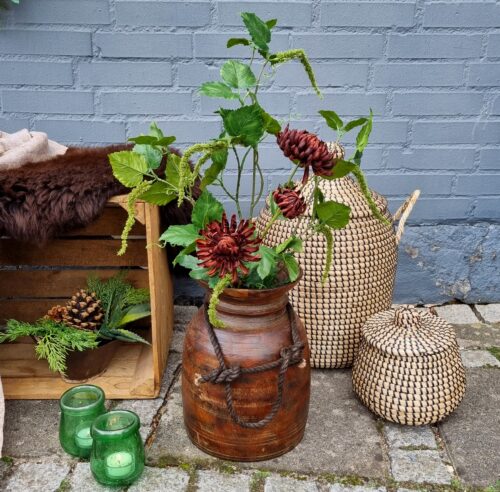 De smukke naturtro, kunstige grene og blomster