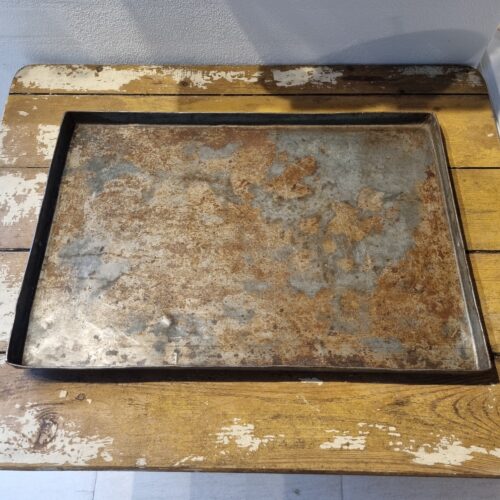 Stor jern bakke i recycled genbrugsjern