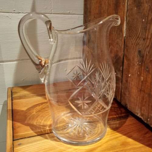 Fin gammel glas kande i flot stand