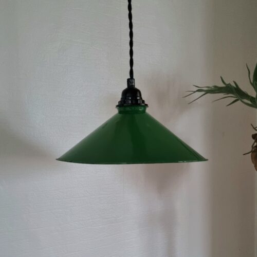 Flot grøn emalje loftlampe med ny sort stofledning
