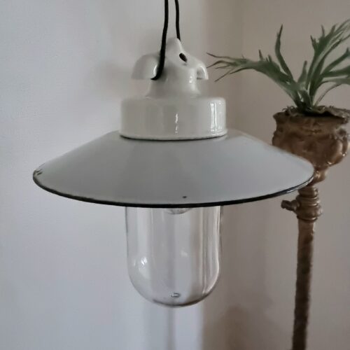 Flot hvid emalje lampe med ny sort stofledning
