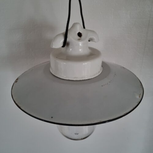 Flot hvid emalje lampe med ny sort stofledning