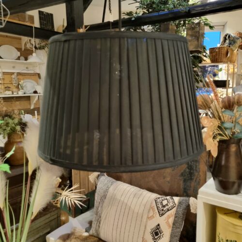 Flot loftlampe med sort stof – i fin stand