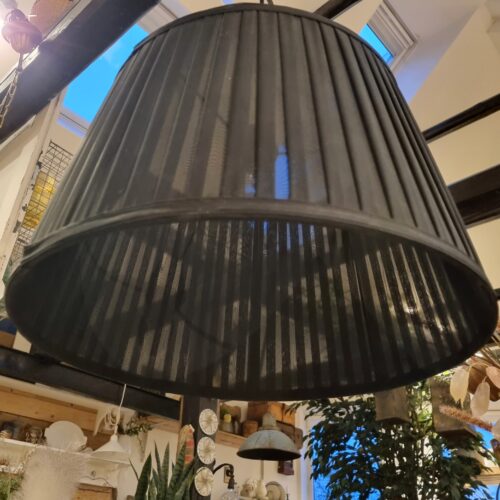 Flot loftlampe med sort stof – i fin stand
