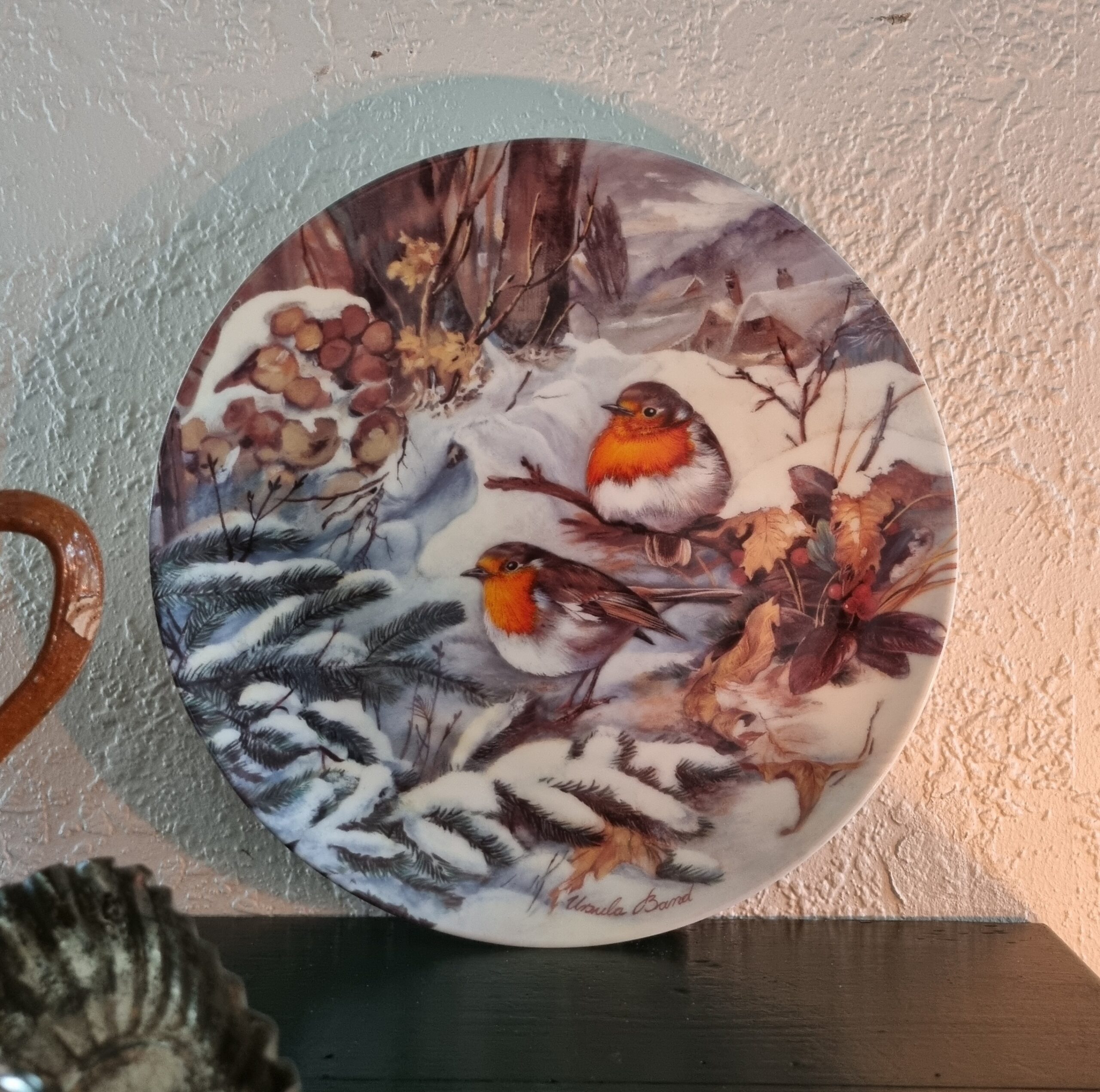 Smuk platte med Rødkælke i Sneen