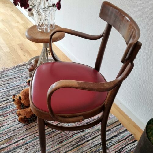 Flot gammel armstol i fin stand