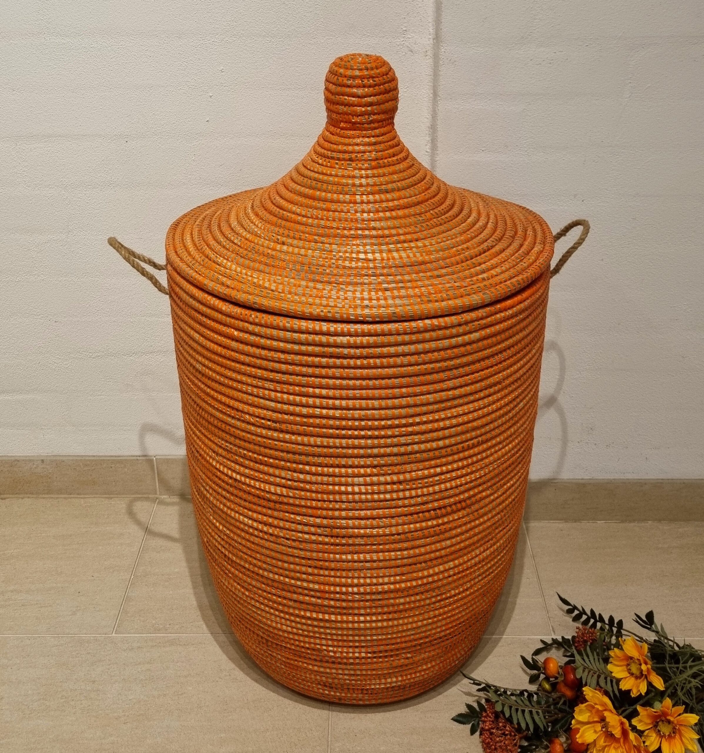 Orangevasketøjskurv med låg - stor str.