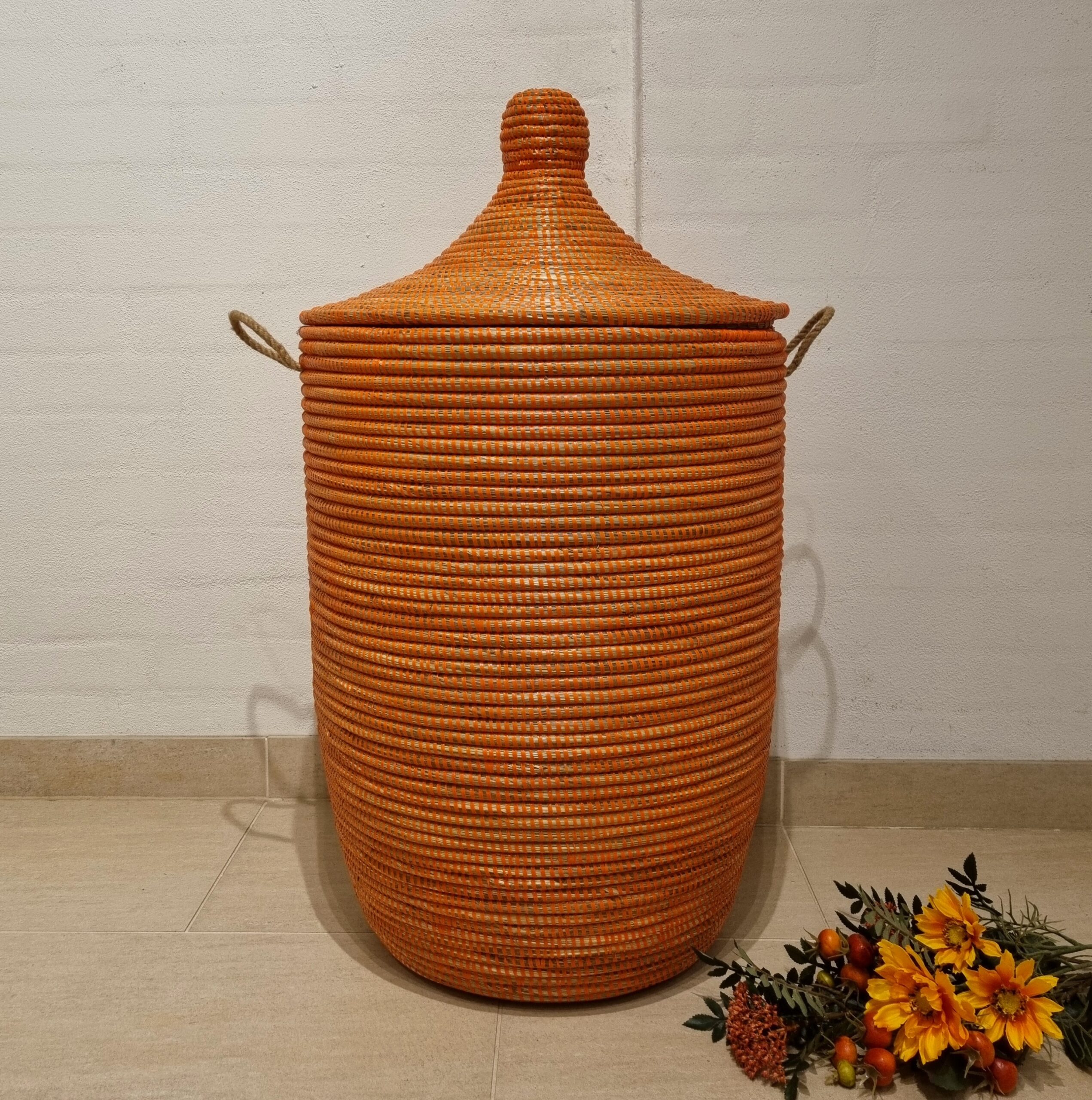 Flot orange vasketøjskurv