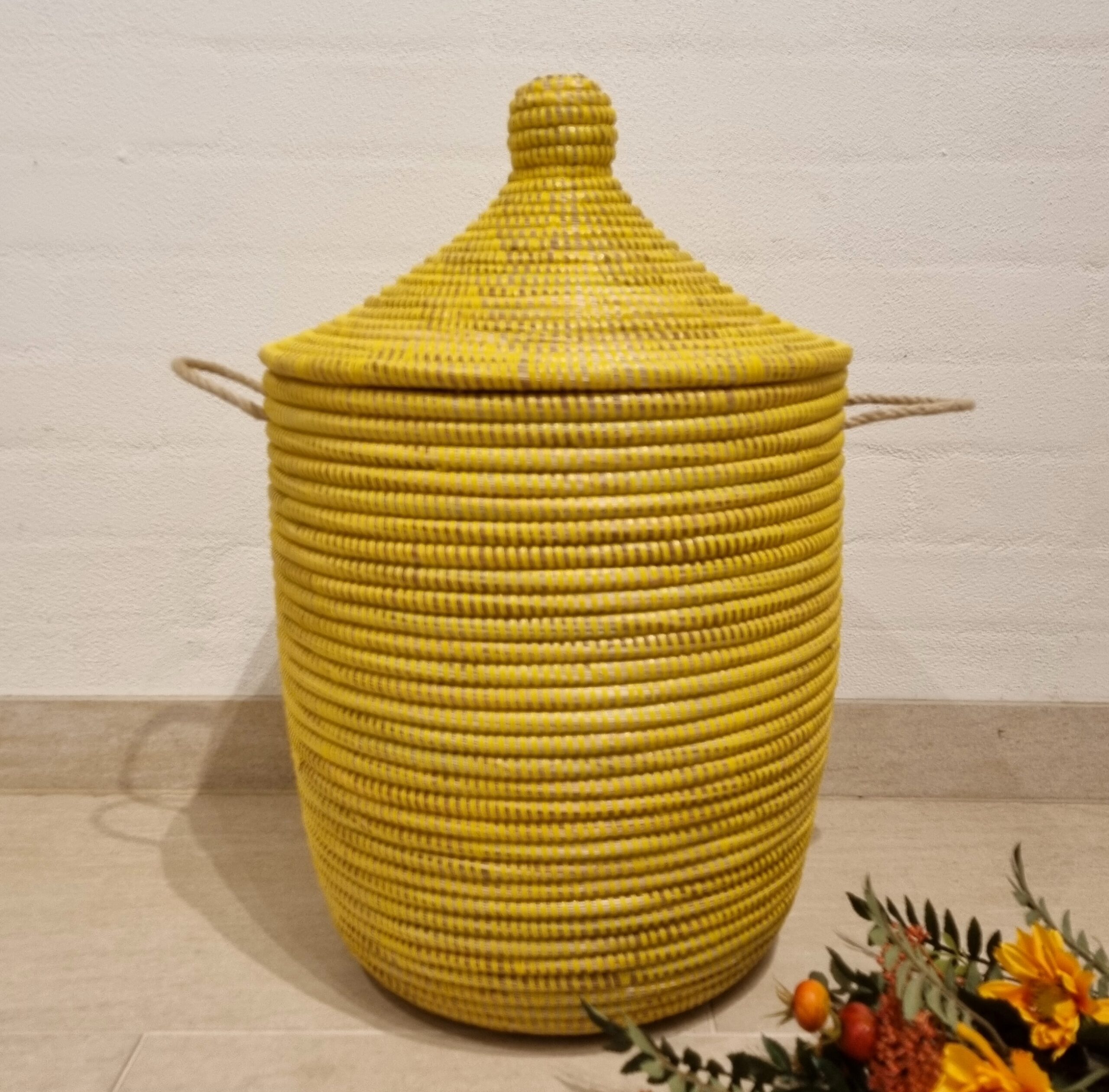 Vasketøjskurv gul med låg - lille str.