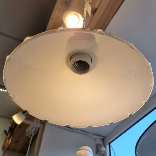 Sød loftlampe med hvid glasskærm og ny hvid snoet stofledning