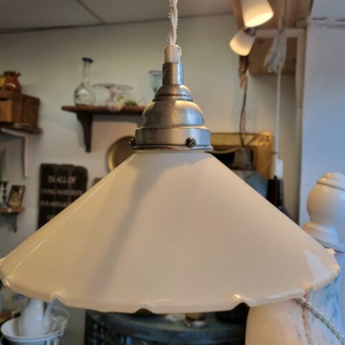 Sød loftlampe med hvid glasskærm og ny hvid snoet stofledning