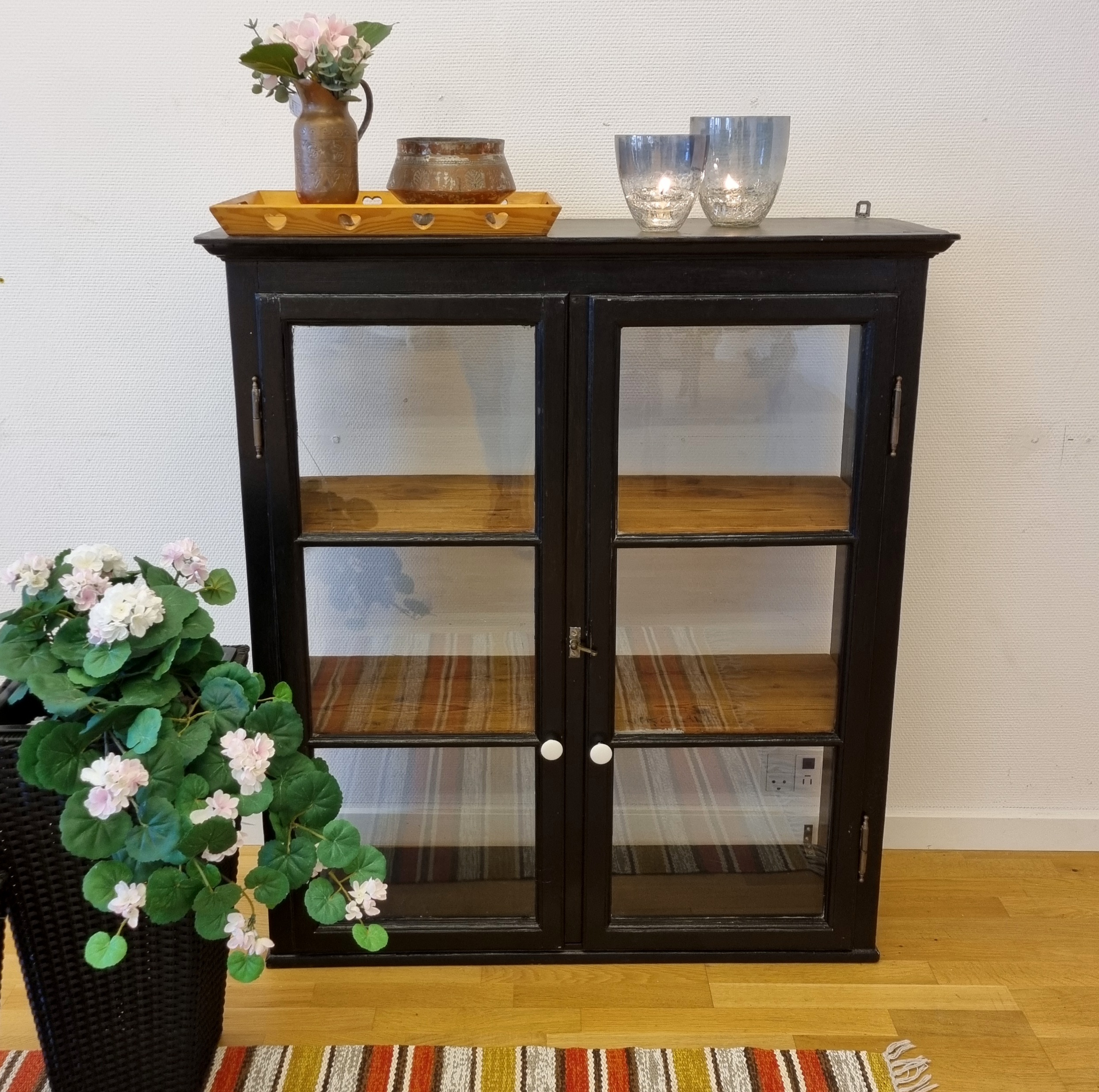 Stort gammelt vitrineskab